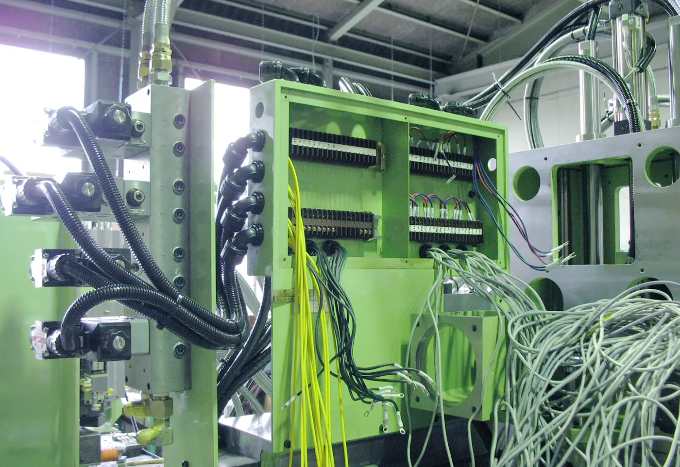 工作機械ピストンリング研磨機の製造の様子