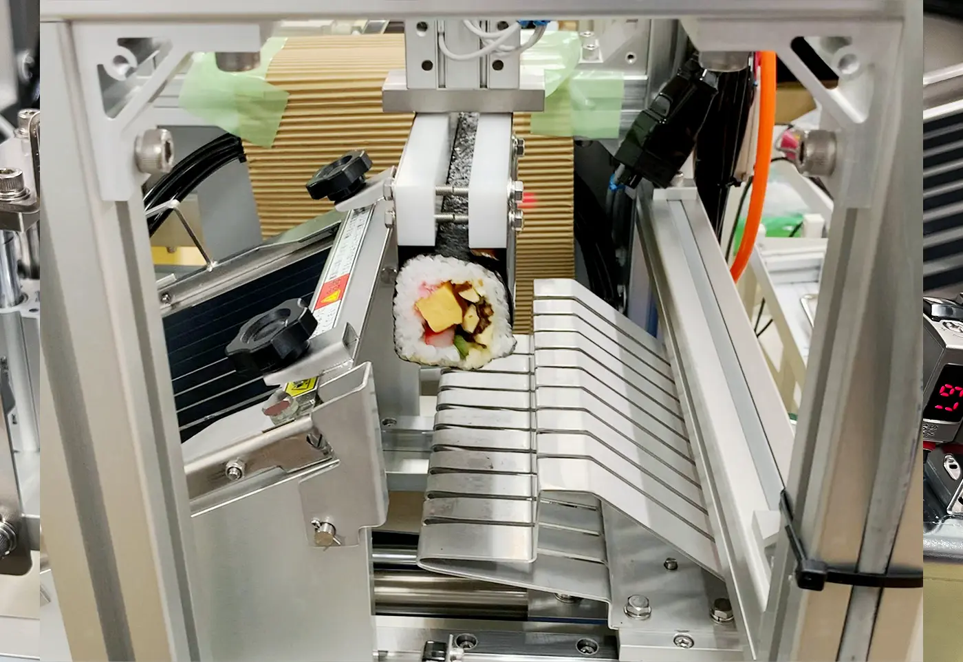 食品機械自動巻き寿司搬送およびカット装置の製造の様子