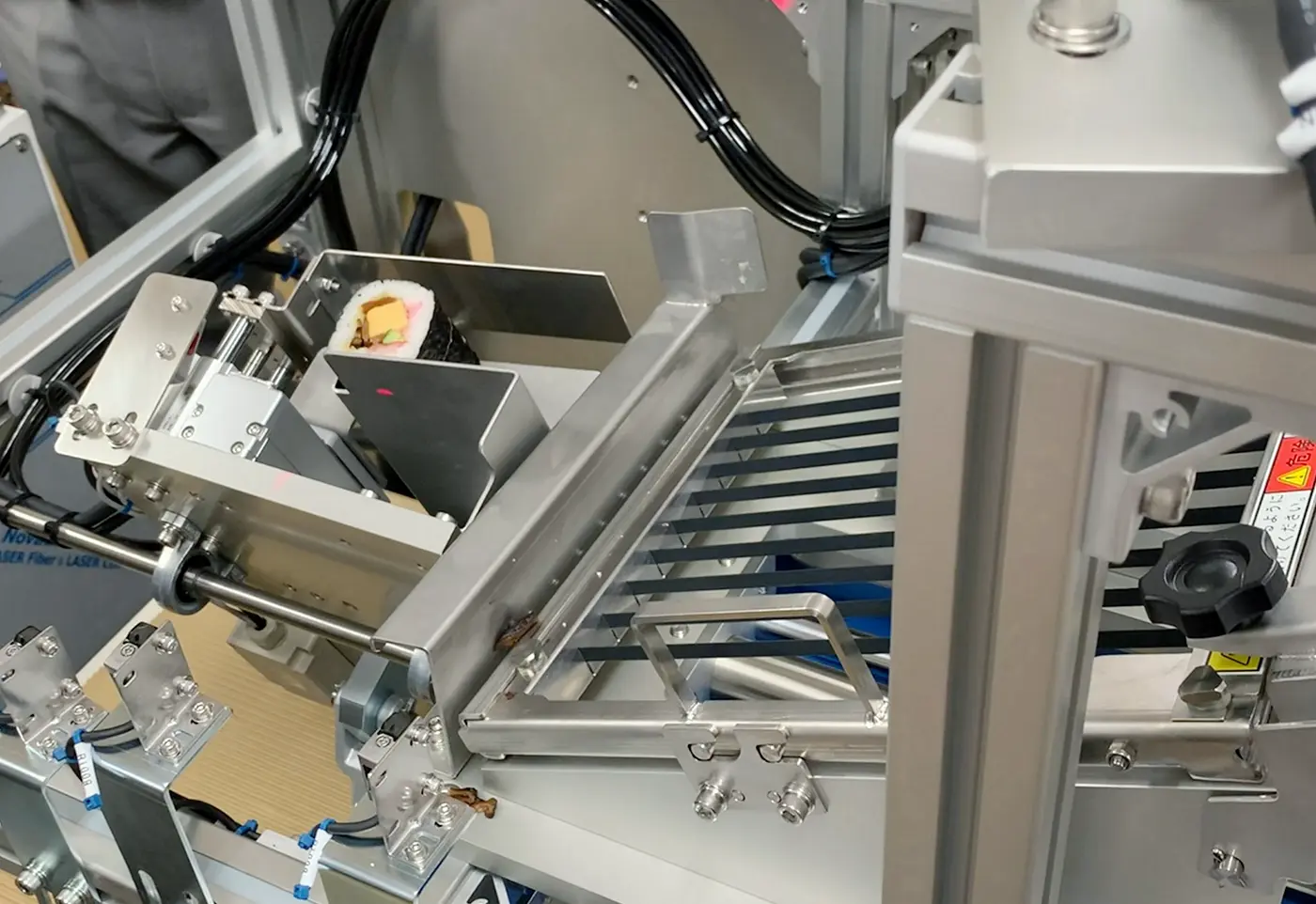 食品機械自動巻き寿司搬送およびカット装置の製造の様子